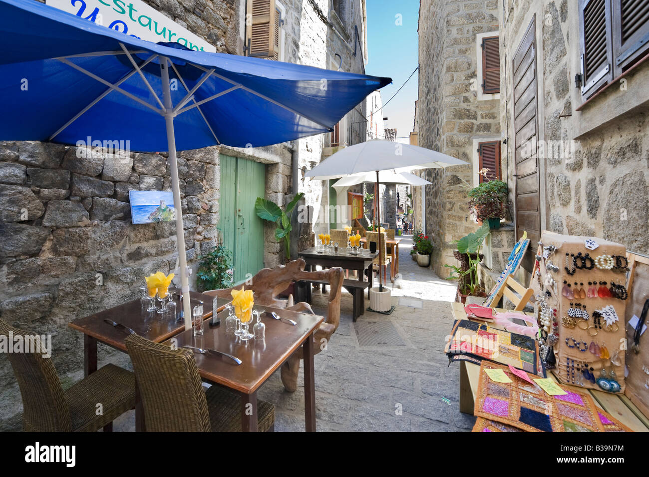 Restaurant et des bijoux en décrochage la vieille ville (Old Town), Sartène, Alta Rocca, Corse, France Banque D'Images