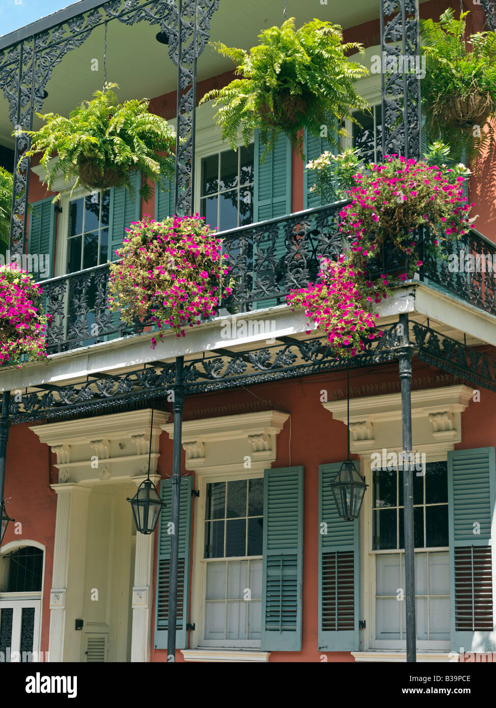 USA,Louisiane New Orleans Quartier Français colorés,rue résidentielle, avec des balcons en fer forgé et paniers de fleurs suspendus Banque D'Images