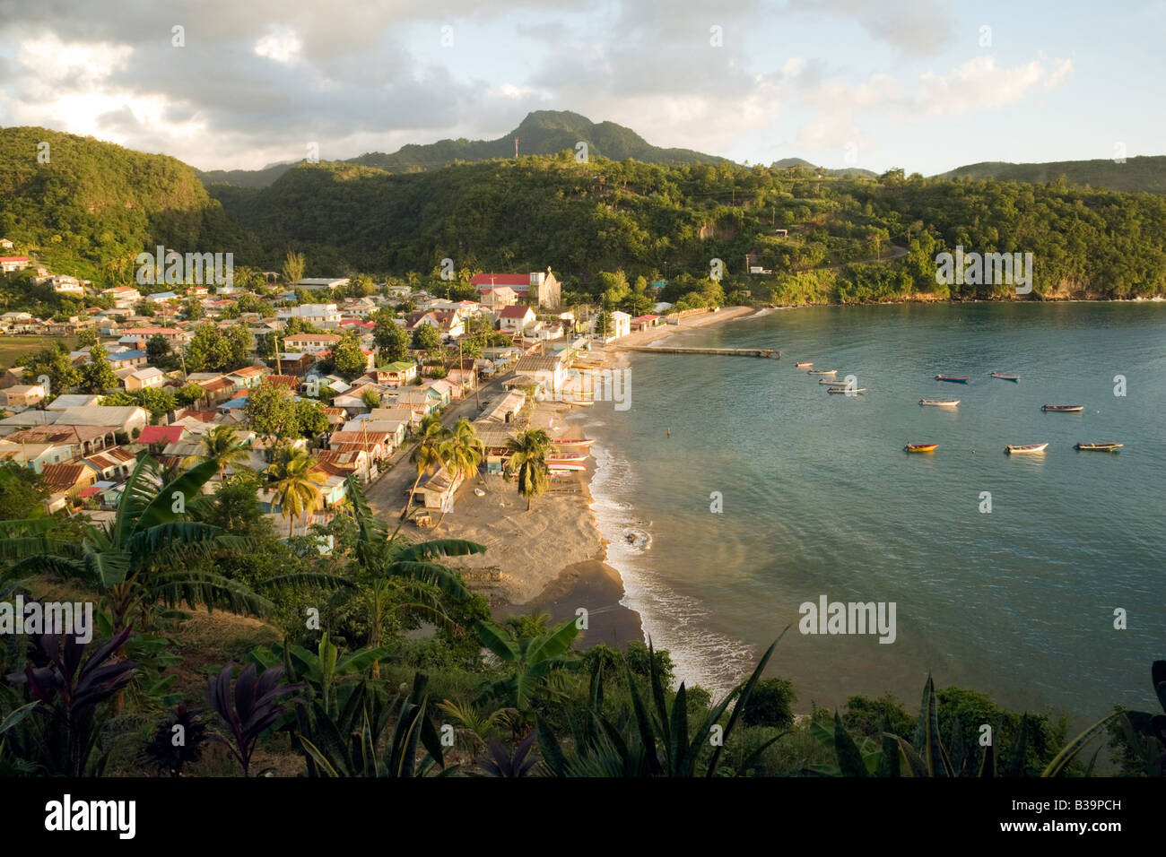 Le village de pêcheurs d'Anse la Raye au coucher du soleil, Sainte-Lucie, les îles Windward 'West Indies', Caraïbes. Banque D'Images