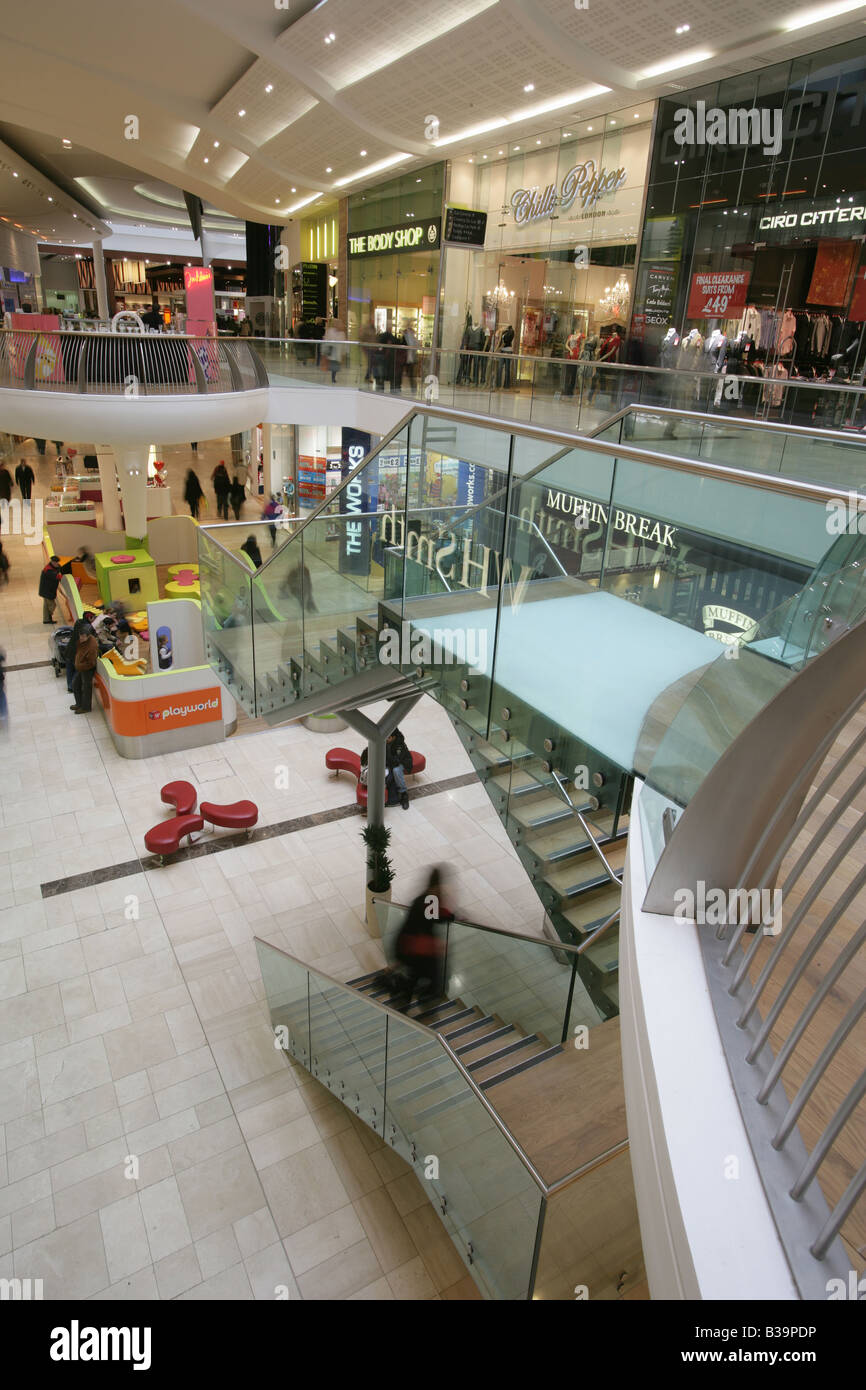 Ville de Derby, en Angleterre. Boutiques et magasins dans le centre commercial Westfield Derby de commerces et de loisirs. Banque D'Images