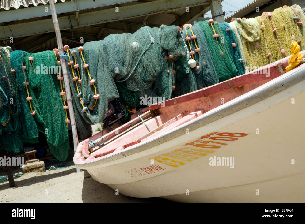 Bateau de pêche et des filets sur la plage, à Anse la Raye, St Lucia, "West Indies" Banque D'Images