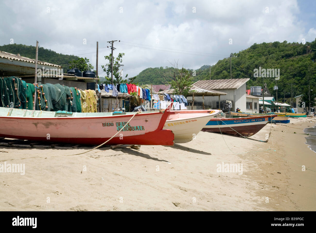 Bateaux de pêche sur la plage, à Anse la Raye, St Lucia, "West Indies" Banque D'Images