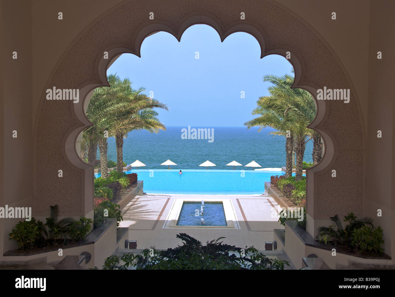 Piscine par arch Al Husn opulent hôtel classé 6 étoiles Al Jissah près de Muscat Oman Banque D'Images