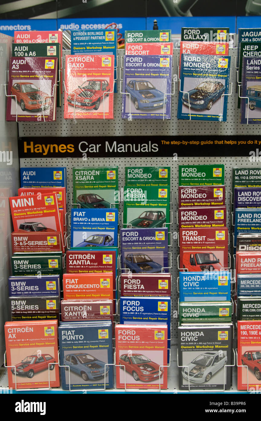 Les Manuels de voiture de Haynes à vendre à Halfords Superstore Hemel Hempstead Banque D'Images