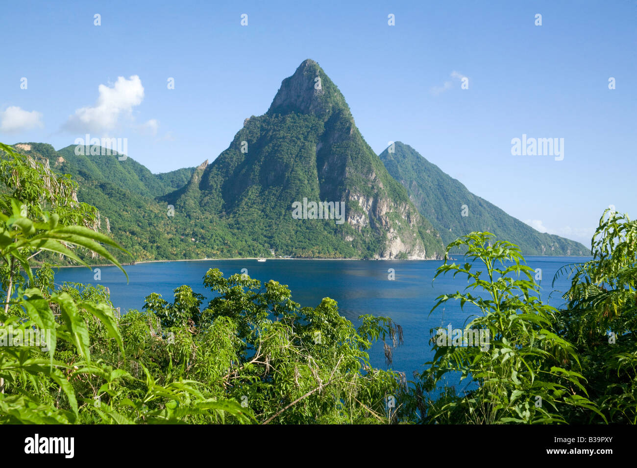 Pitons St Lucia ; Les pitons vue vue sur la baie de la Soufrière, Sainte-Lucie, îles du Vent (Antilles Caraïbes Banque D'Images