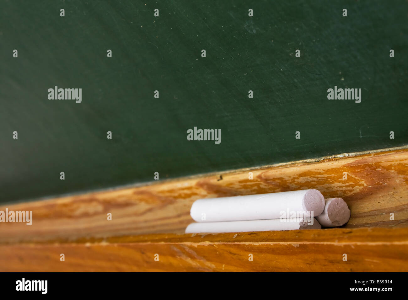 Détail de bâtons de craie dans une commission scolaire Banque D'Images