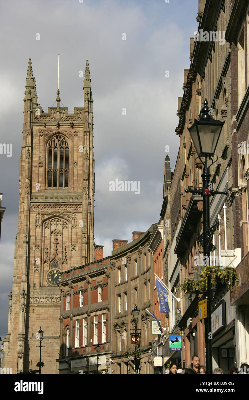 Ville de Derby, en Angleterre. Porte de fer façade ouest Immobilier et architecture, avec Derby All Saints' cathédrale en arrière-plan. Banque D'Images