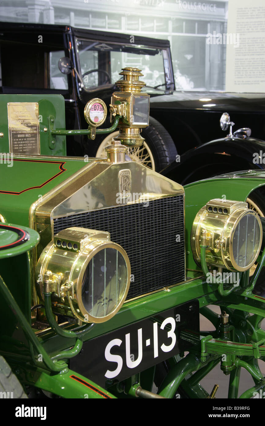 Ville de Derby, en Angleterre. Une 10hp 1907 à deux cylindres avec une Rolls Royce Rolls Royce 1936 hp 25/30en arrière-plan. Banque D'Images