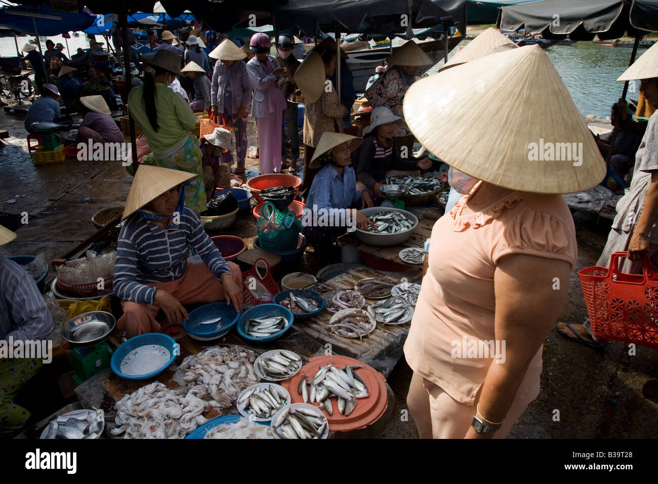 Femme négocient à un marché du poisson et des fruits de mer dans la région de Hoi An, Vietnam Banque D'Images