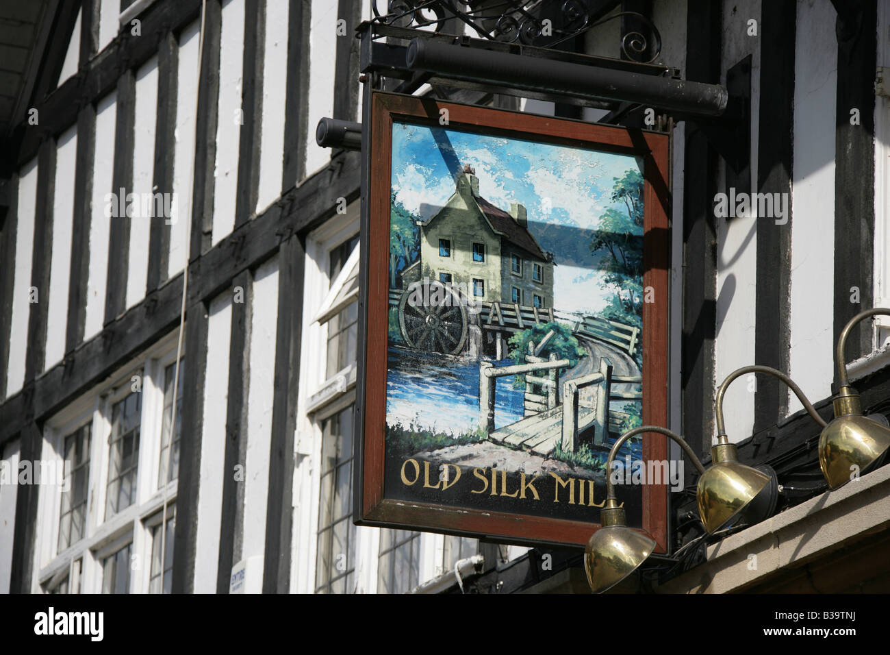 Ville de Derby, en Angleterre. Enseigne de pub au-dessus de l'entrée principale de l'ancien Silk Mill Inn situé en pleine rue. Banque D'Images