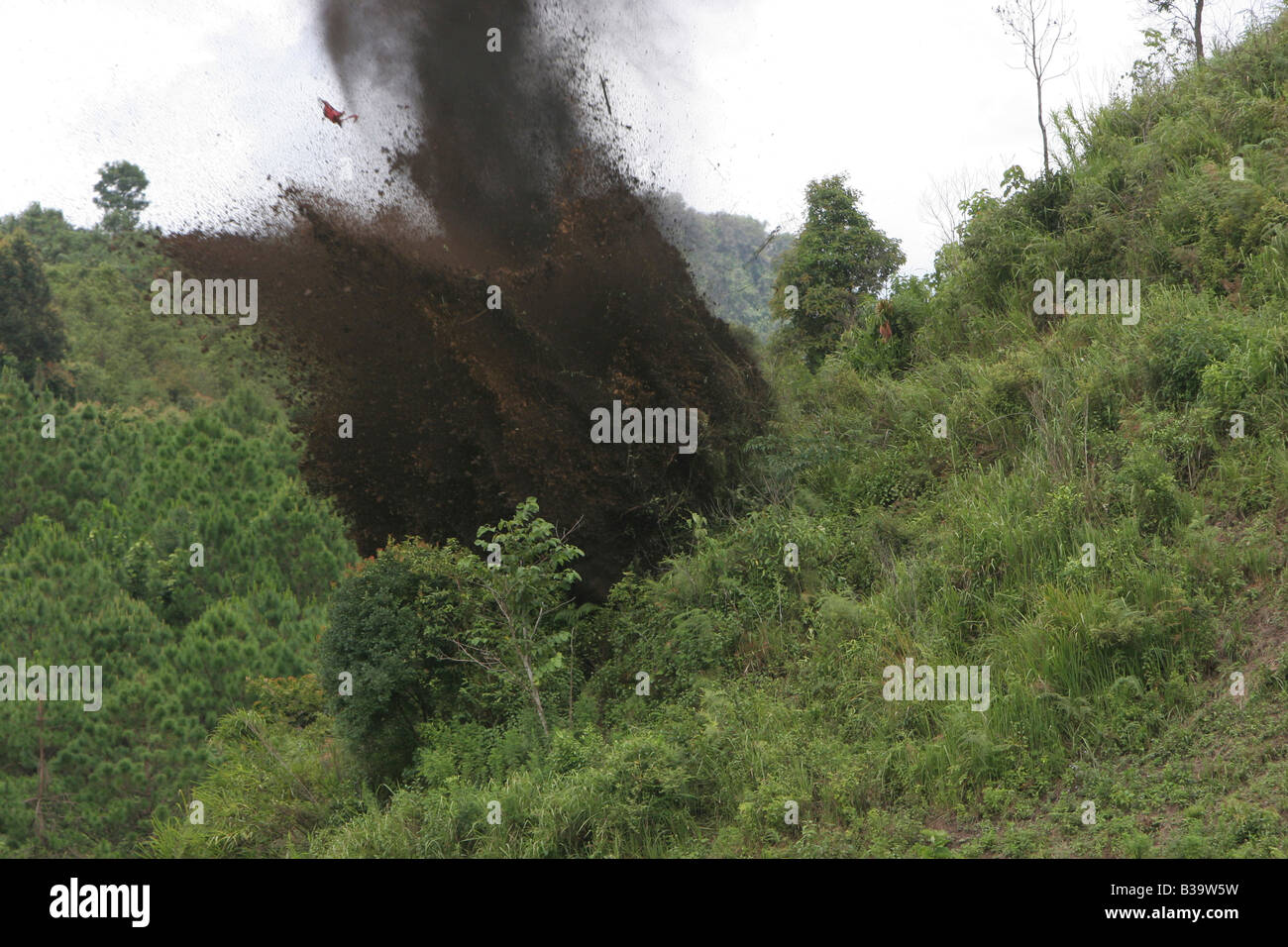 L'élimination des UXO, Nong Het district,province de Xieng Khouang.MAG de faire exploser l'équipe de TNT Frais de détruire 23 bombes M82 Banque D'Images