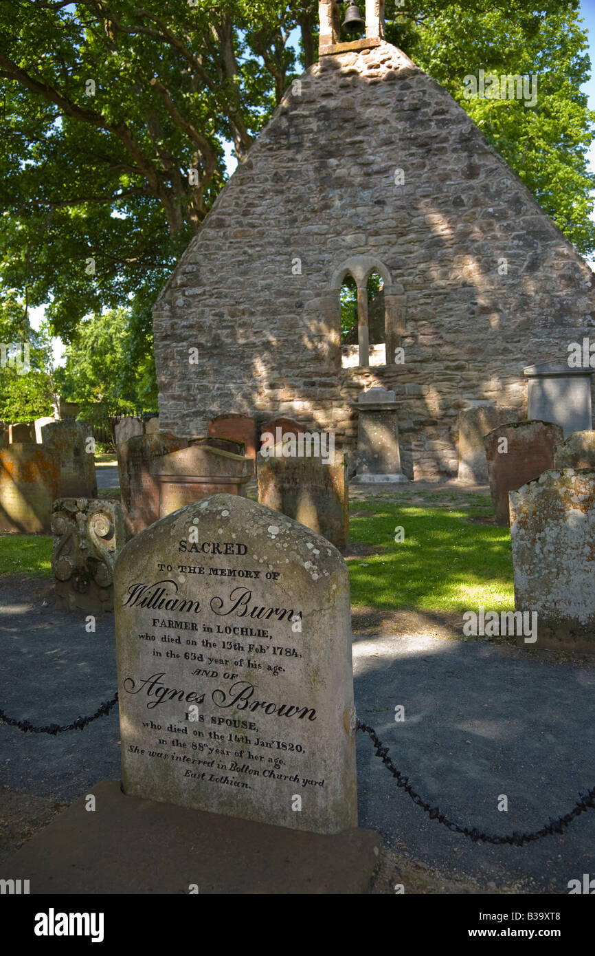 Pierre tombale représentant le lieu de sépulture de Robert Burns, poète, les parents dans la cour, Auld Kirk, Alloway Ayrshire Banque D'Images