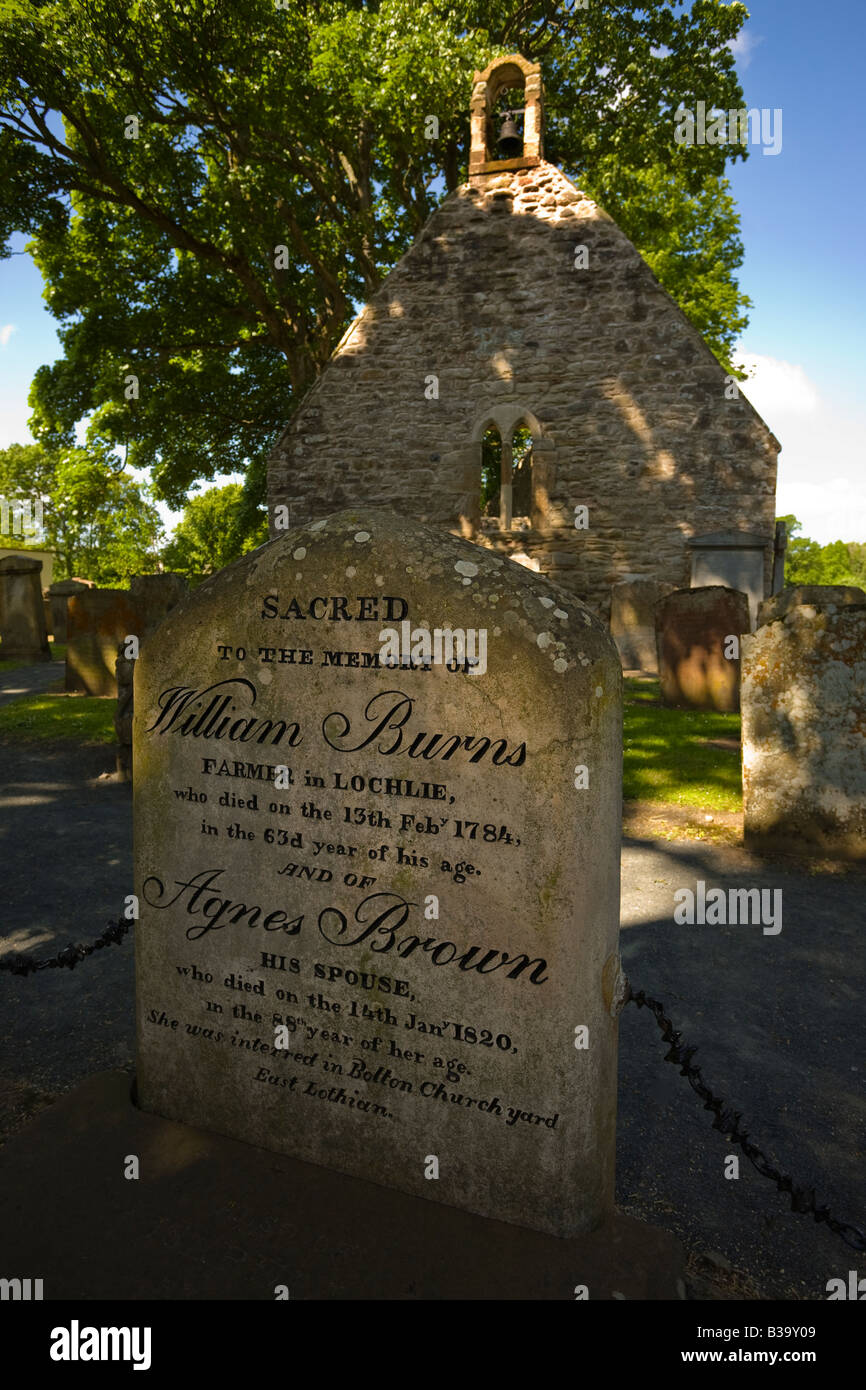 Pierre tombale représentant le lieu de sépulture de Robert Burns, poète, les parents dans la cour, Auld Kirk, Alloway Ayrshire Banque D'Images
