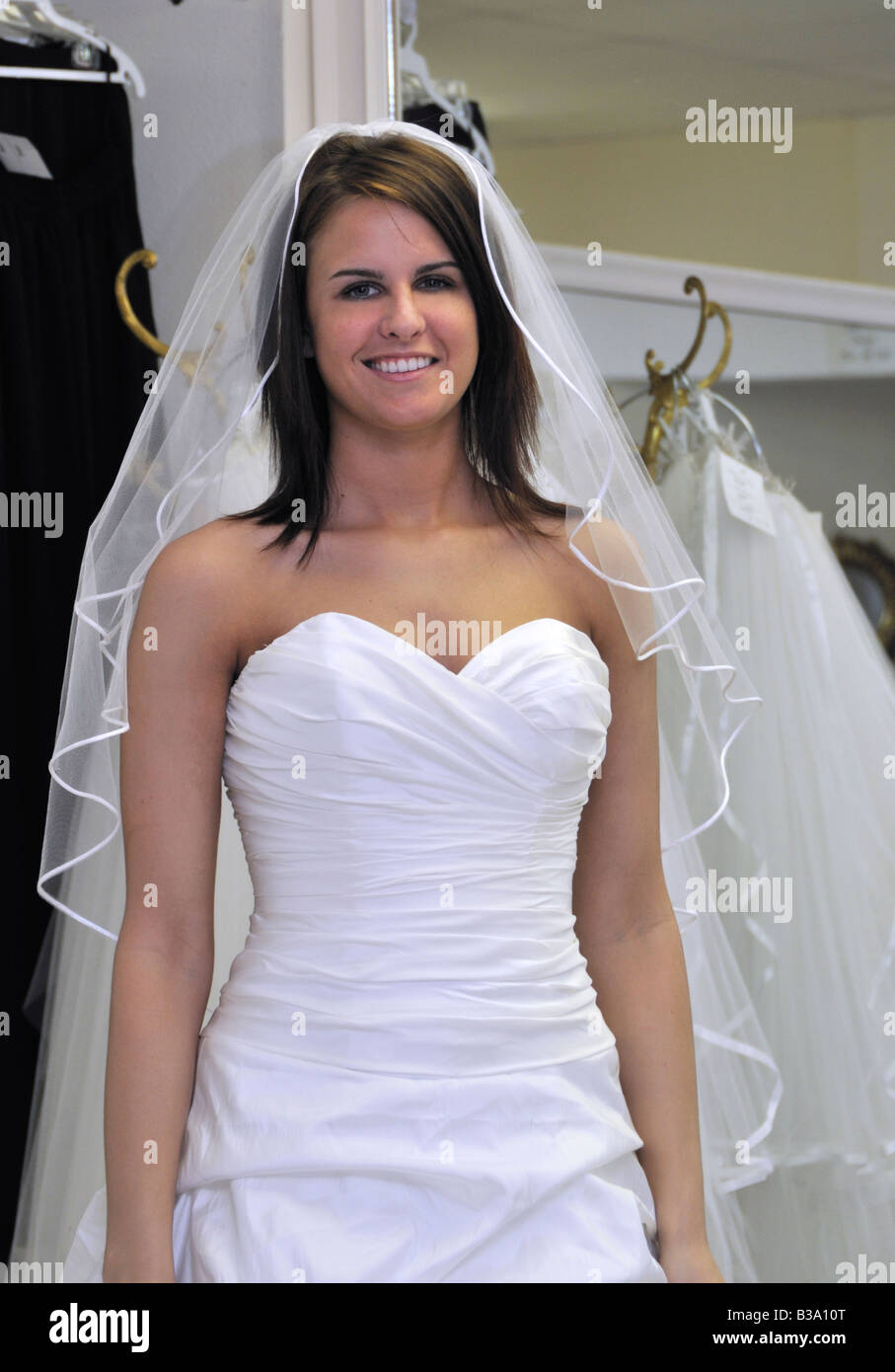 Une jeune mariée a sa robe nuptiale juste quelques mois avant le mariage.  USA Photo Stock - Alamy