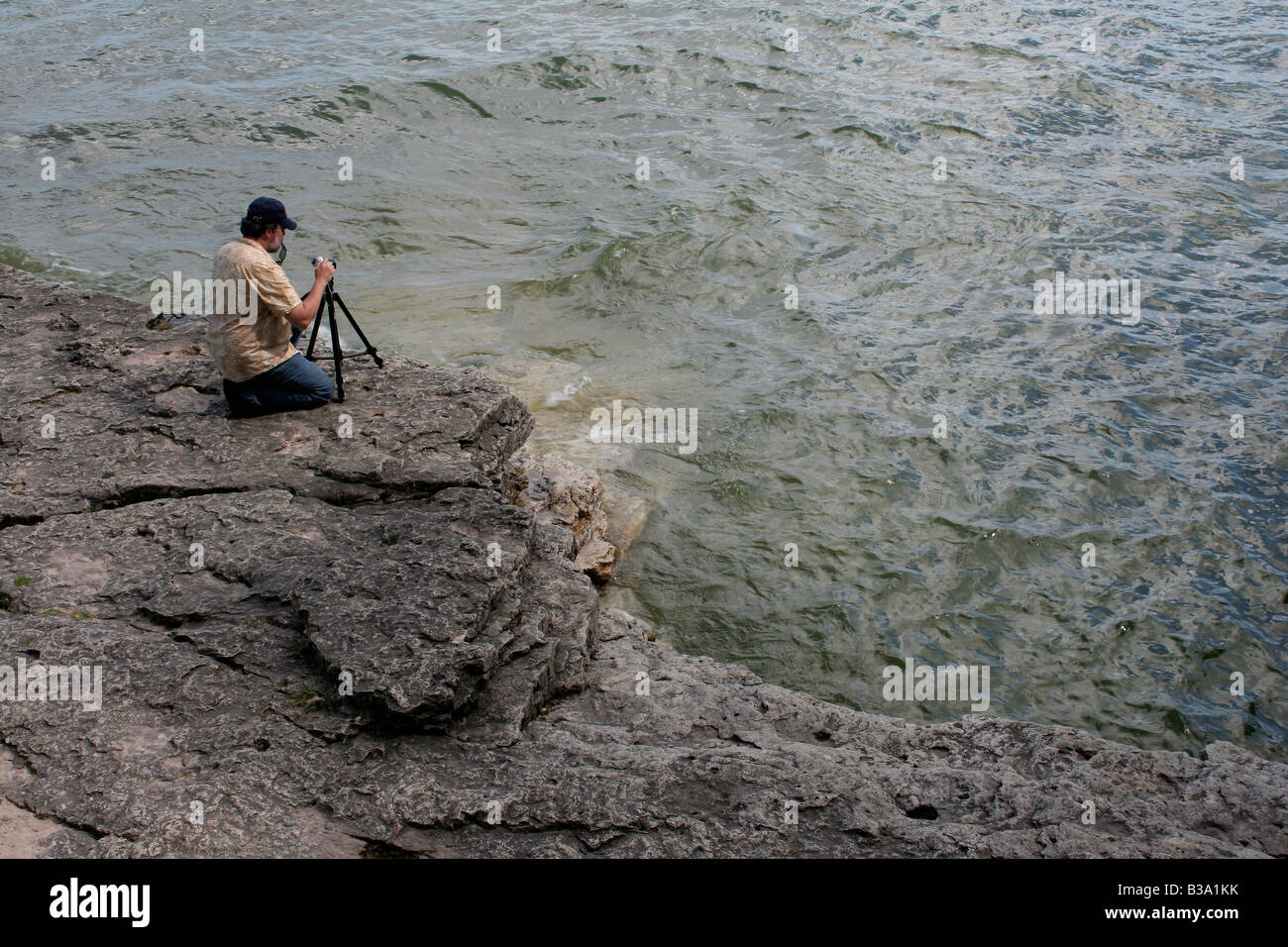 Photographe sur la côte ouest rocheuse du lac Michigan Banque D'Images