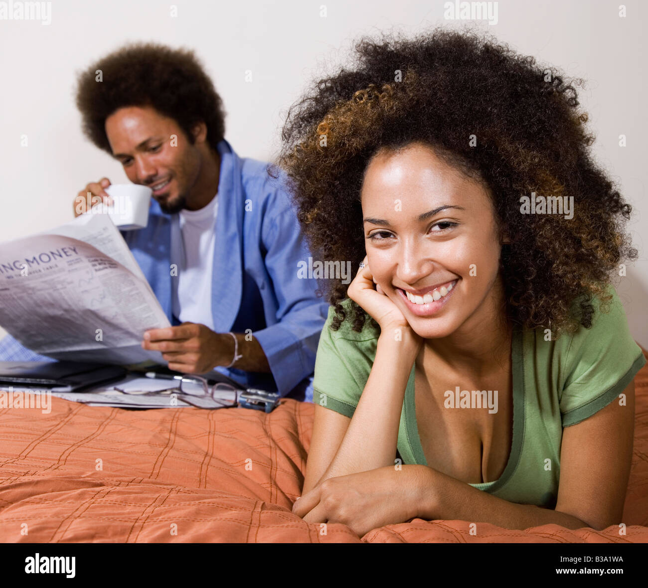 African couple relaxing in bed Banque D'Images