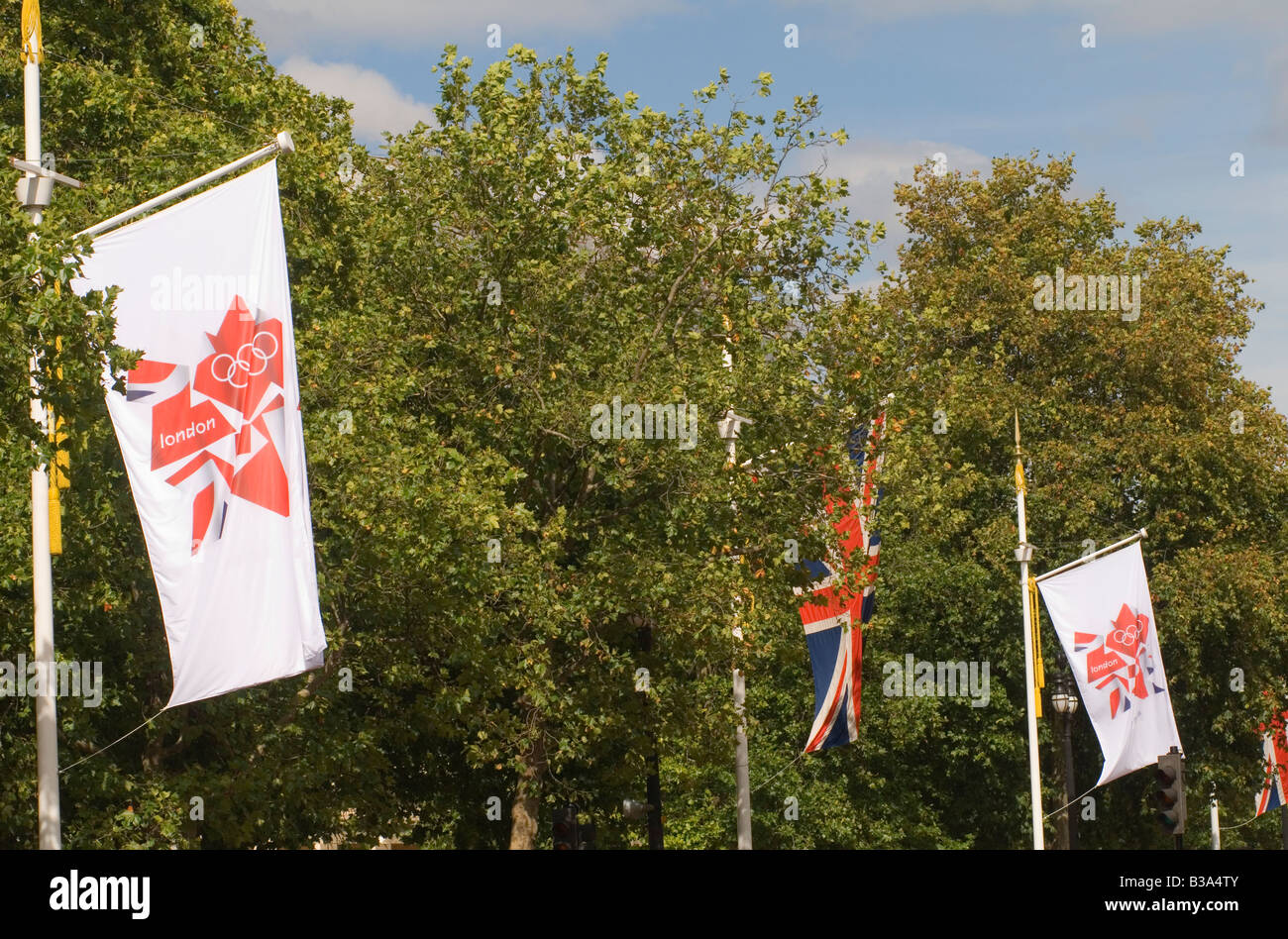 Londres 2012 Jeux Oylmpic et drapeau Union Jack flag accroché dans le Mall Londres Angleterre 2008 Banque D'Images