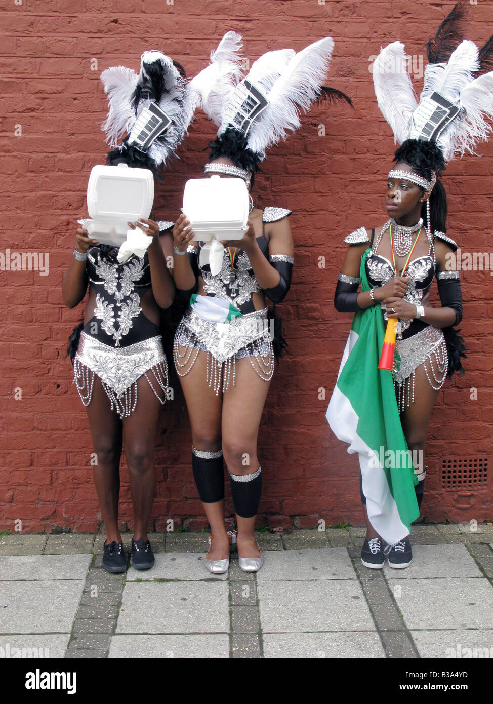 Fêtards UK mangeant à Notting Hill Carnival LE PLUS GRAND EN EUROPE Londres Angleterre Photo Julio Etchart Banque D'Images