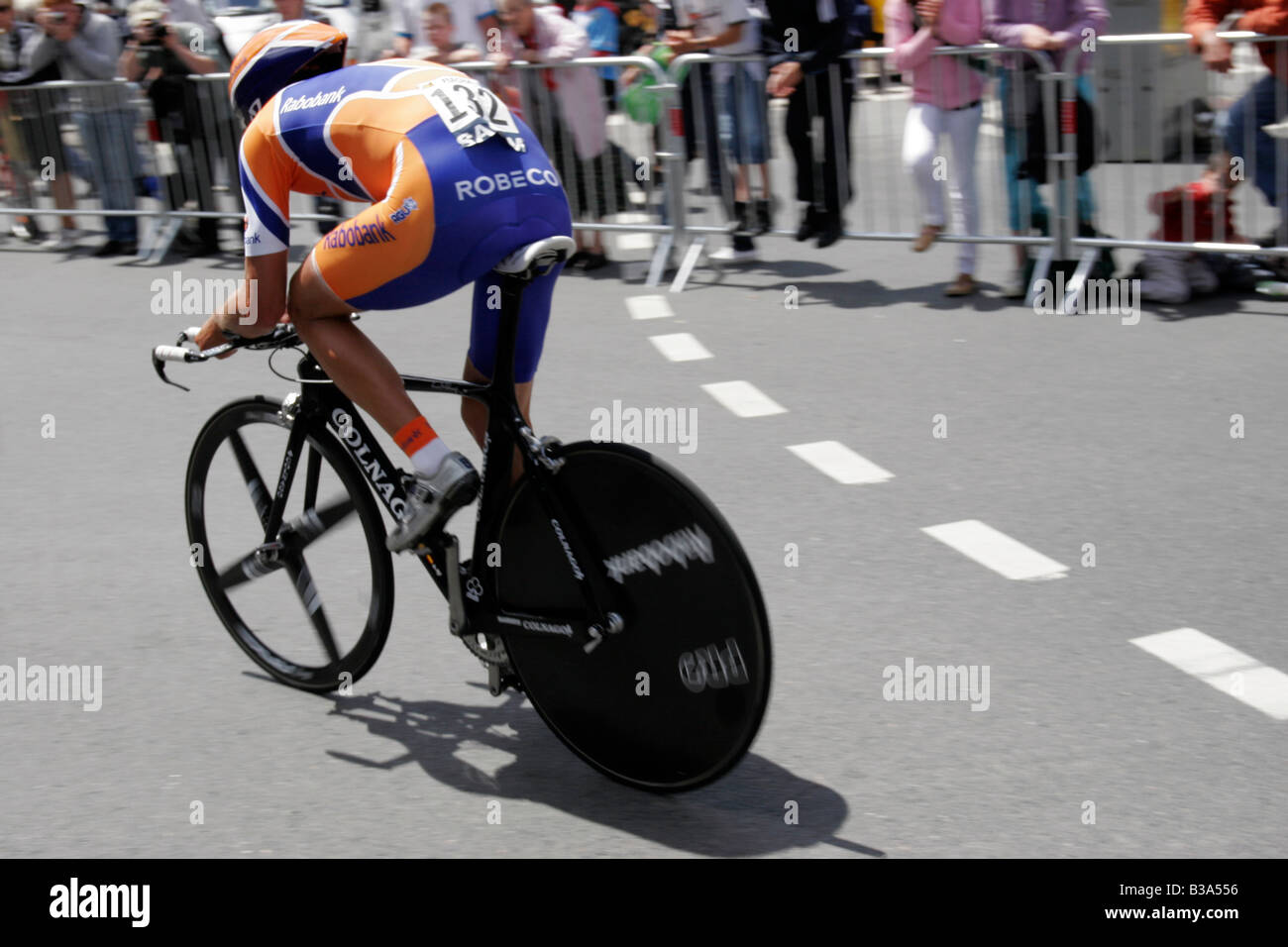 Un cycliste de l'équipe Rabobank au contre la montre à Cholet le Tour de France 2008 Banque D'Images