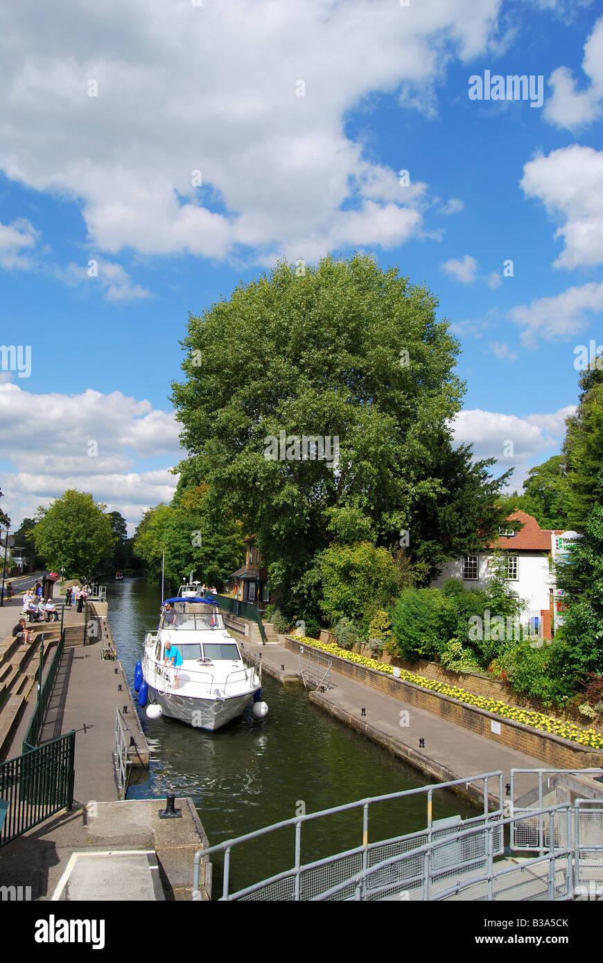Bateaux en stationnement, Boulters Lock, Maidenhead, Maidenhead, Berkshire, Angleterre, Royaume-Uni Banque D'Images