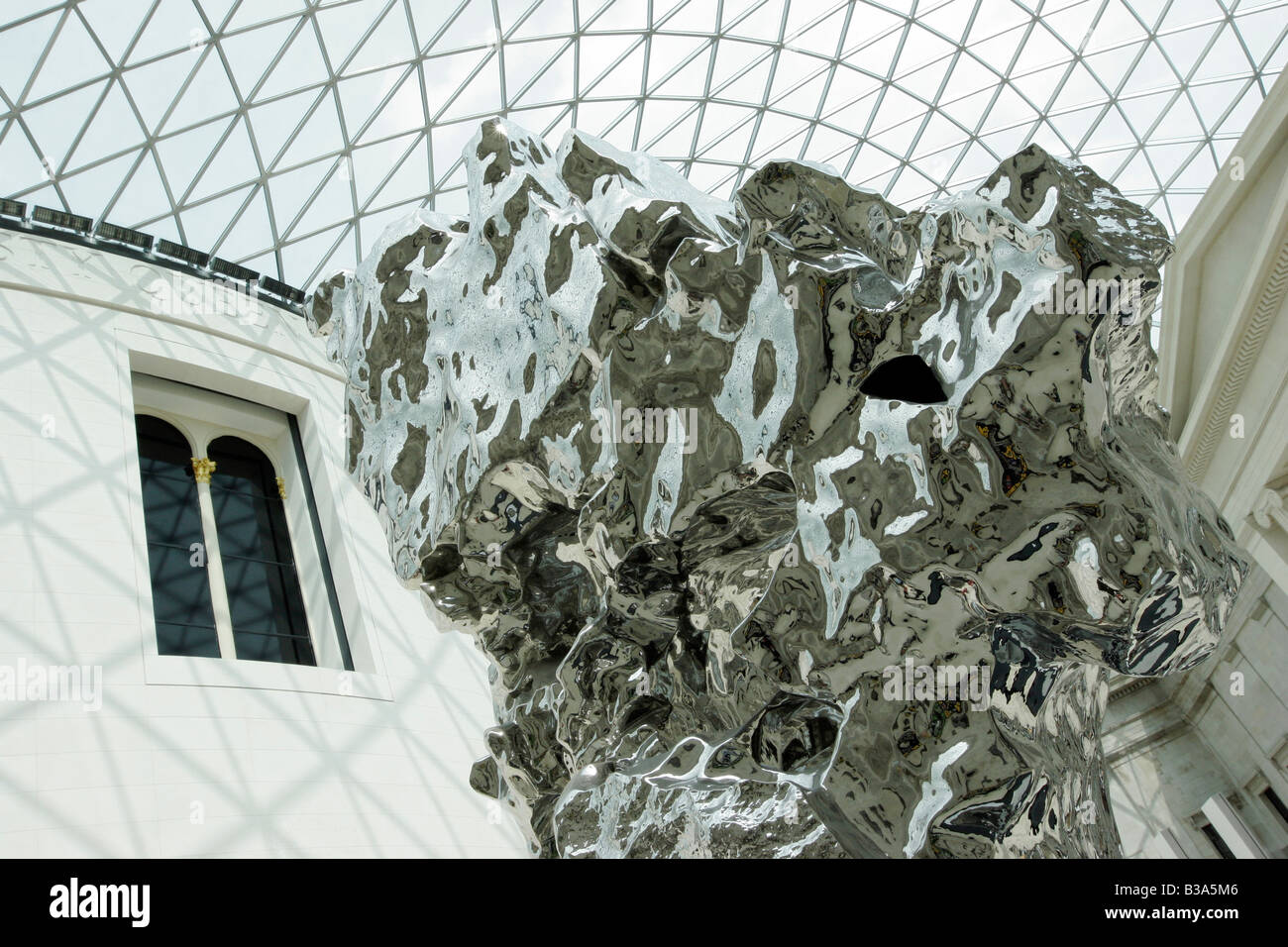 Numéro de Rock 59, sculpture de l'artiste chinois Zhan Wang dans la grande cour du British Museum à Londres Banque D'Images