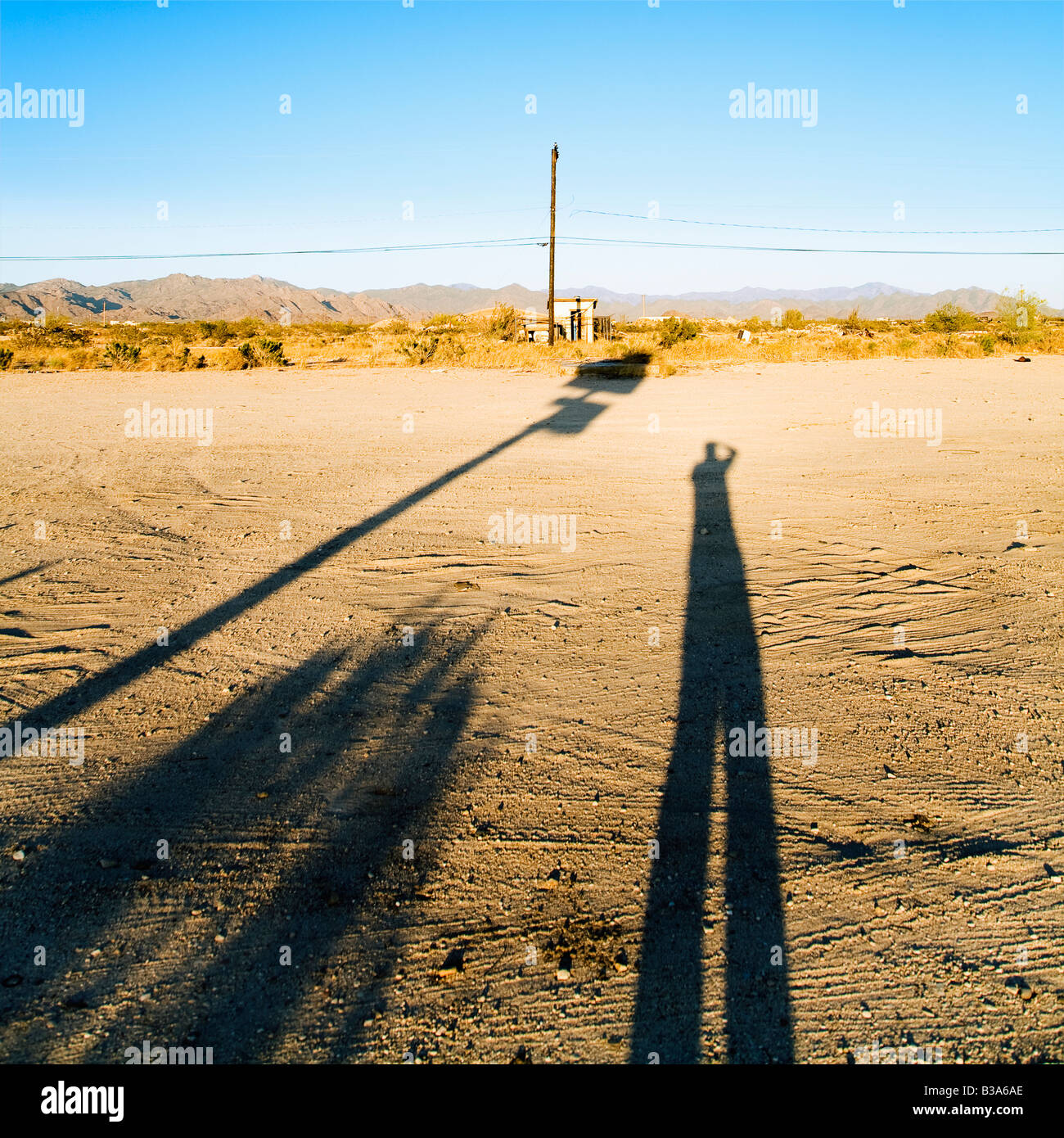 Paysage avec ombre portée de l'homme et le désert à l'arrière-plan Photo  Stock - Alamy