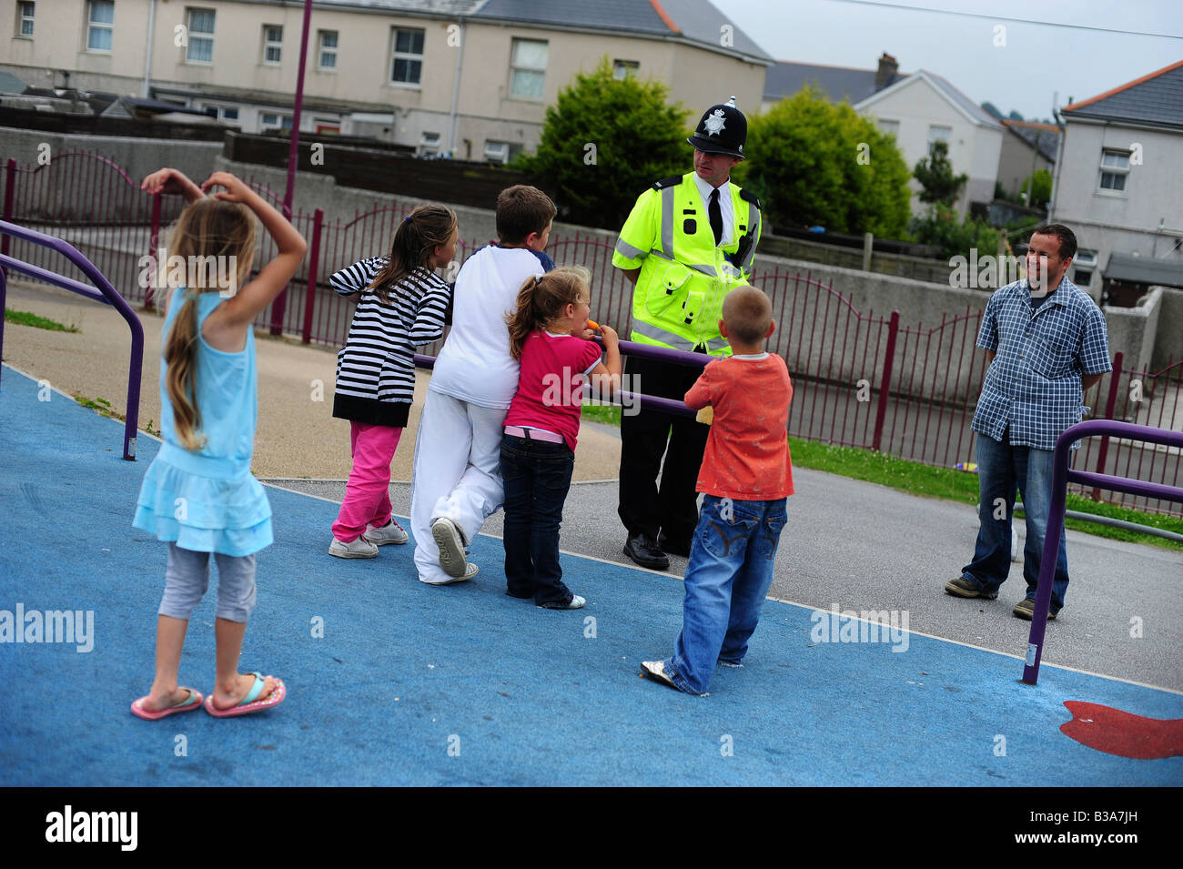 La zone autour de couvre-feu volontaire Redruth Fermer Hill de Truro Cornwall un policier se tient à parler à des enfants Banque D'Images