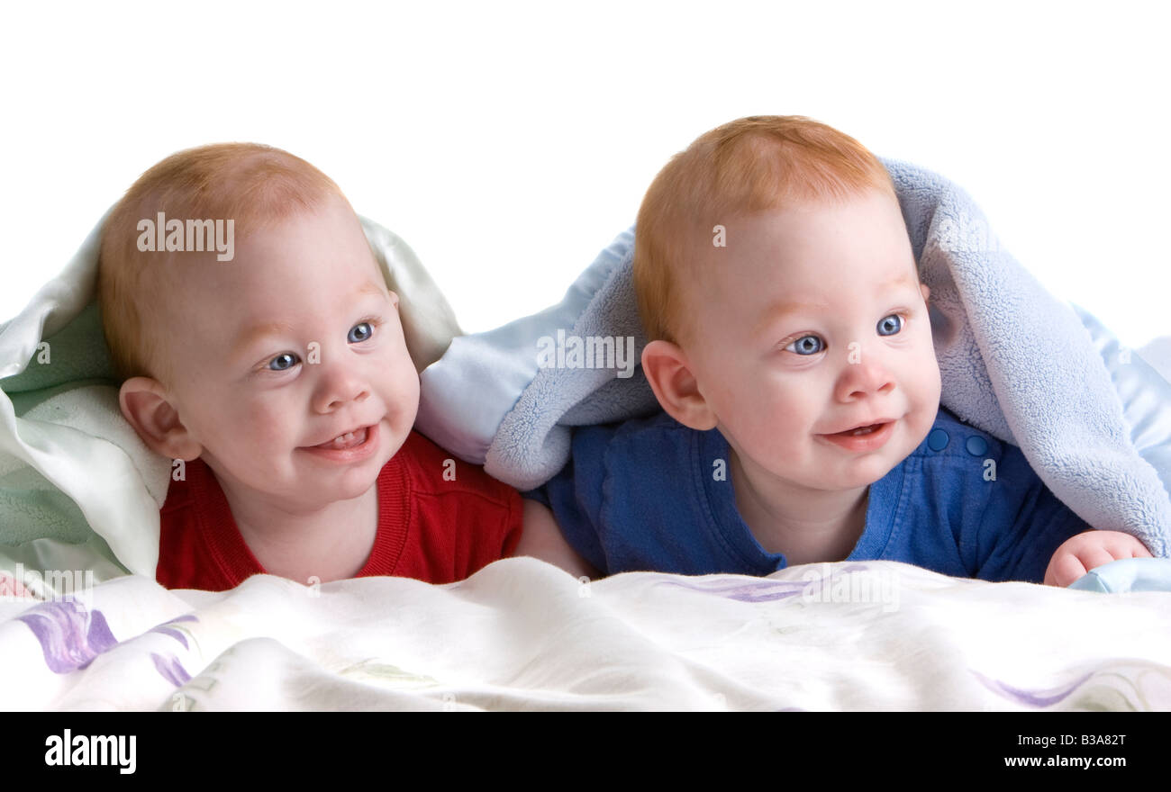 Beau Jeune Bebe Jumeaux Aux Cheveux Rouges Se Trouvant Sur L Avant En Vertu Douce Couverture Photo Stock Alamy