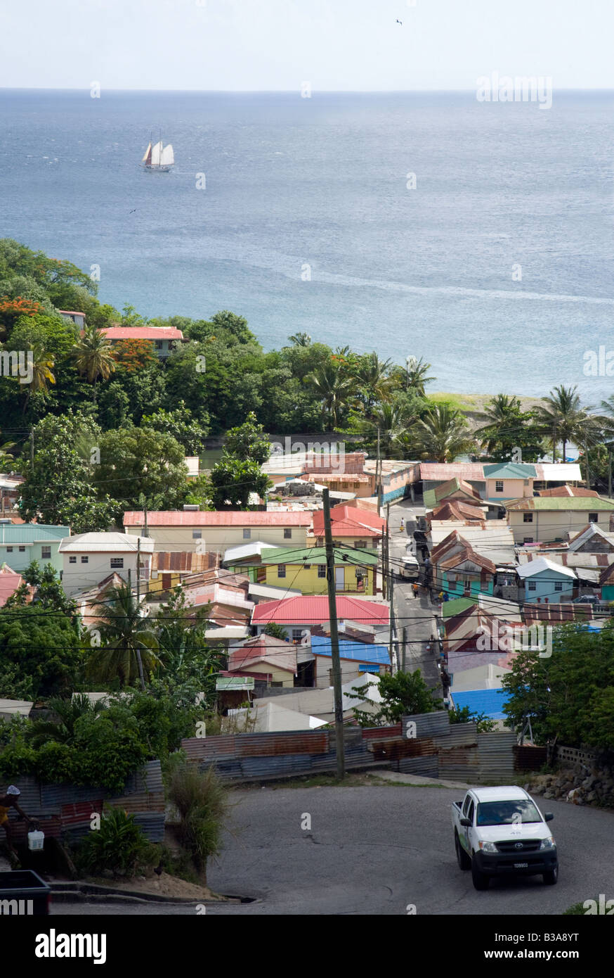 Une vue sur le village de pêcheurs de Canaries à la recherche jusqu'à la mer des Caraïbes, Sainte-Lucie, "West Indies" Banque D'Images