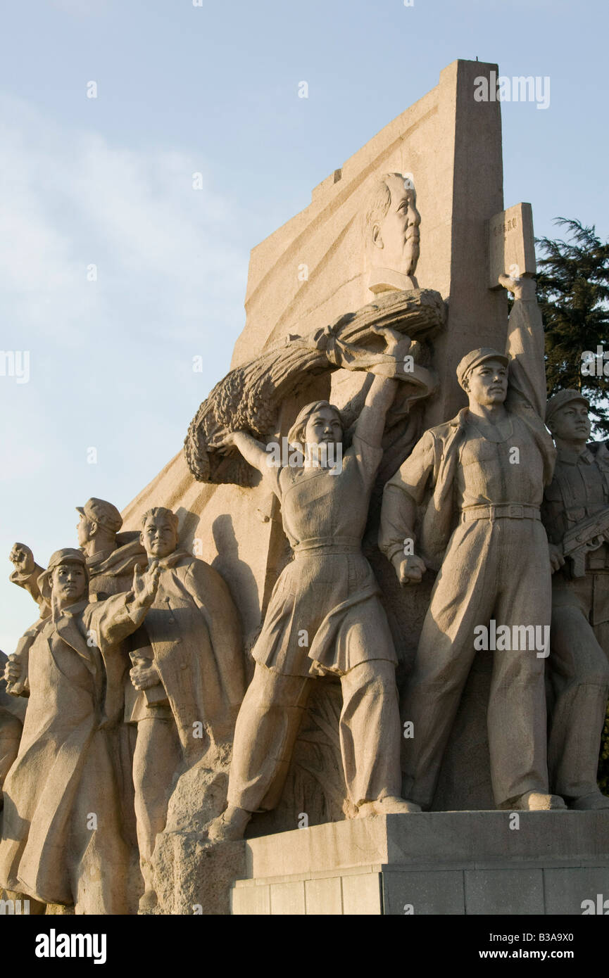 La Chine, Pékin, la Place Tiananmen, monument héroïque à l'extérieur le président Mao Memorial Hall Banque D'Images