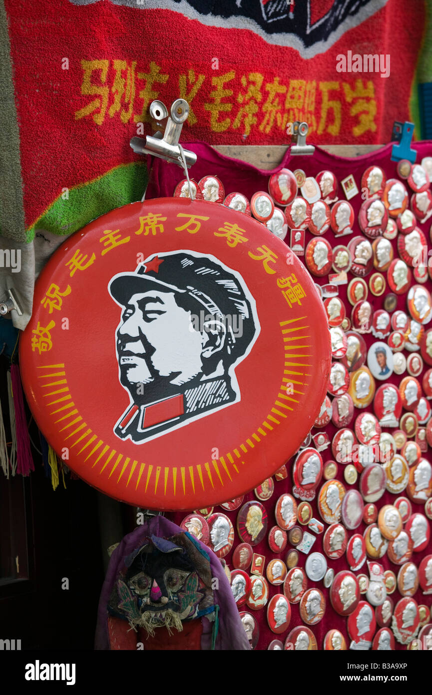 La Chine, Beijing, Shanghai, Beijing, Liulichang Sky Ocean's Antiques Street, à percevoir le président Mao pins Banque D'Images