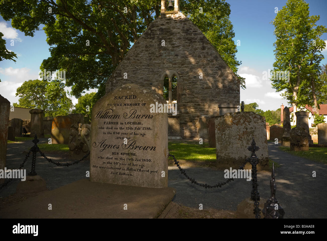 Pierre tombale représentant le lieu de sépulture de Robert Burns, poète, les parents dans la cour, Auld Kirk, Alloway Ayrshire Banque D'Images