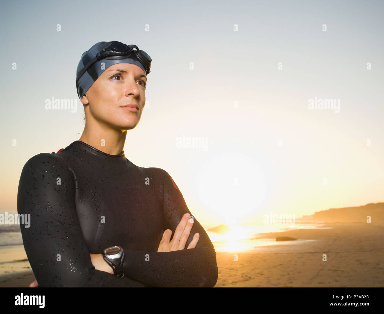 Hispanic woman wearing wetsuit et lunettes Banque D'Images
