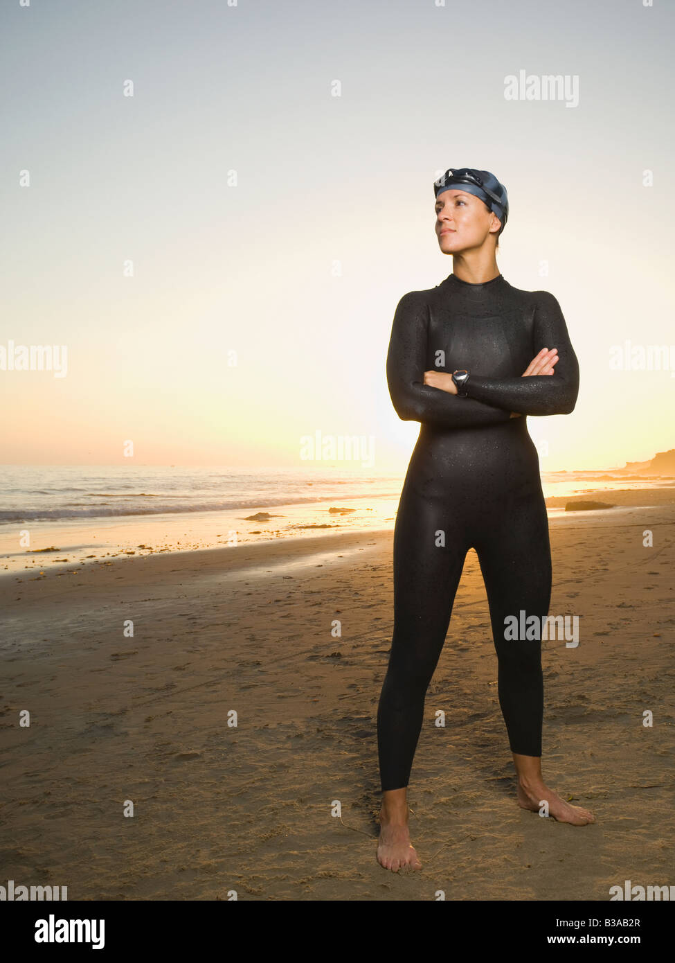 Hispanic woman wearing wetsuit et lunettes Banque D'Images