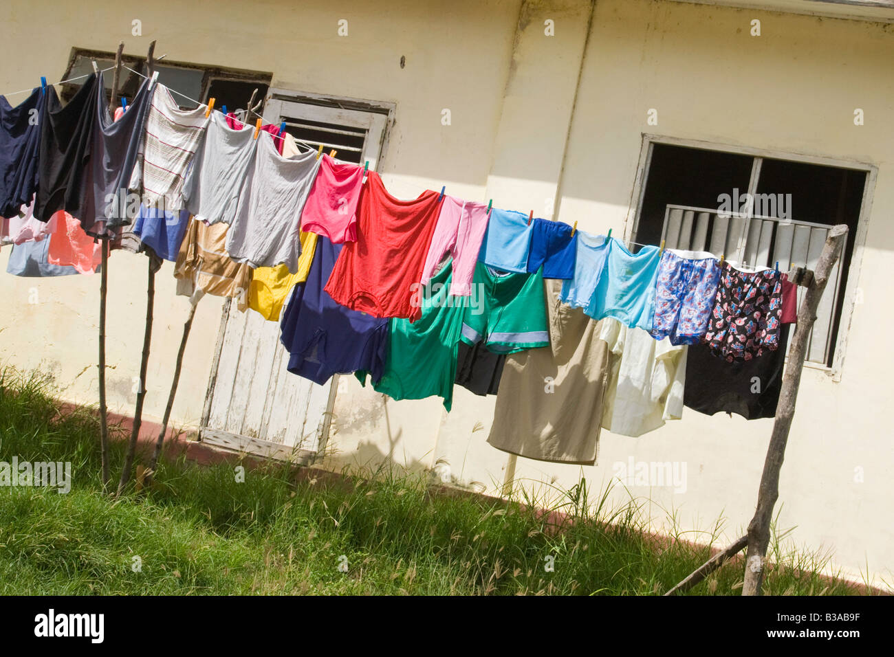 Lave-colorés sur la ligne, St Lucia, "West Indies" Banque D'Images