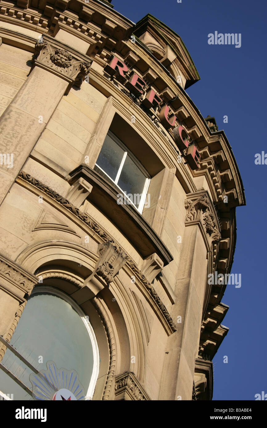 Ville de Derby, en Angleterre. Vue rapprochée de l'architecture au-dessus de la barre des tours à l'angle de Wardwick et volet. Banque D'Images