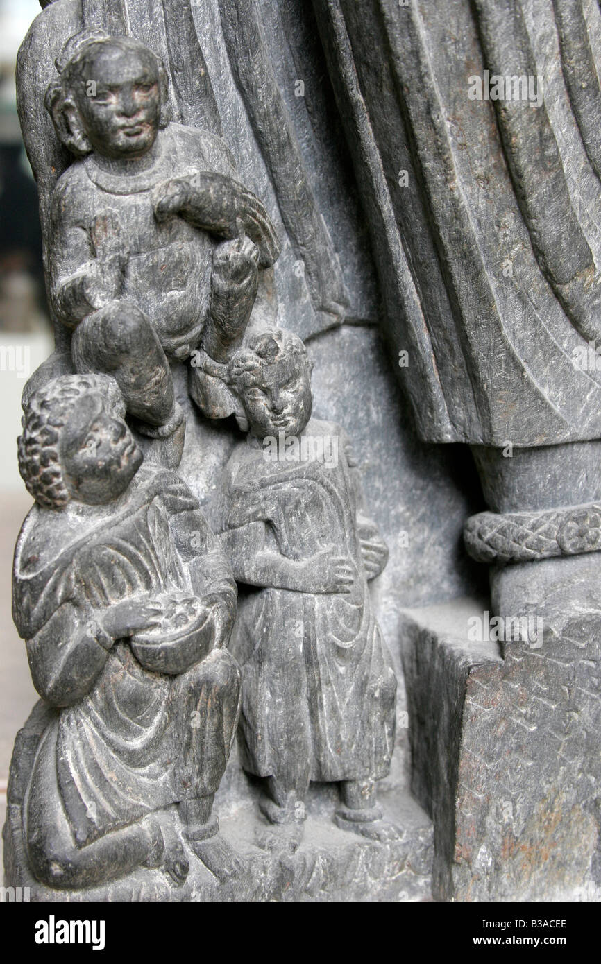Détails d'enfants en bas d'une statue de l'ogresse Hariti au British Museum de Londres Banque D'Images