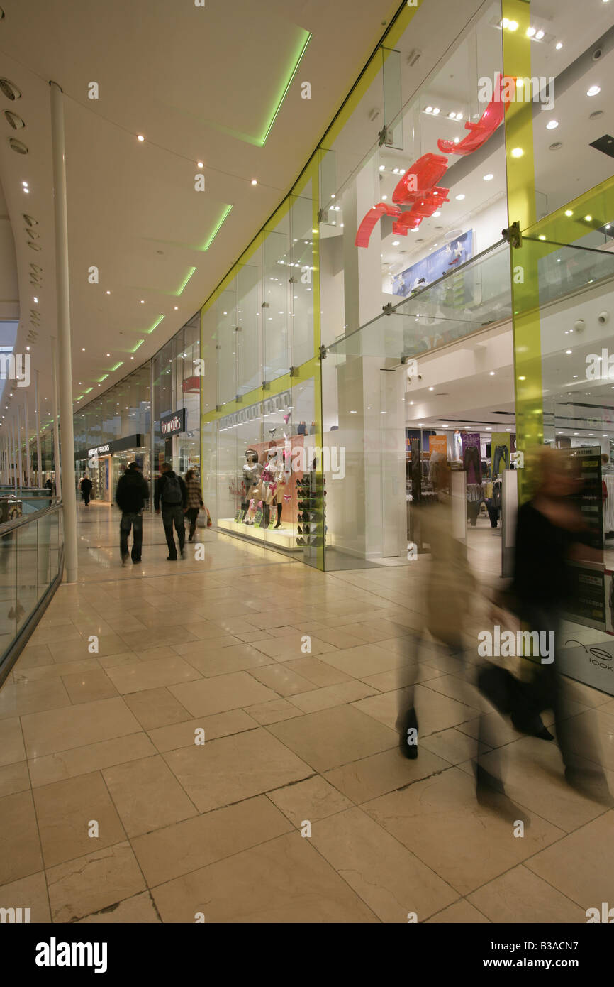 Ville de Derby, en Angleterre. Boutiques et magasins dans le centre commercial Westfield Derby de commerces et de loisirs. Banque D'Images