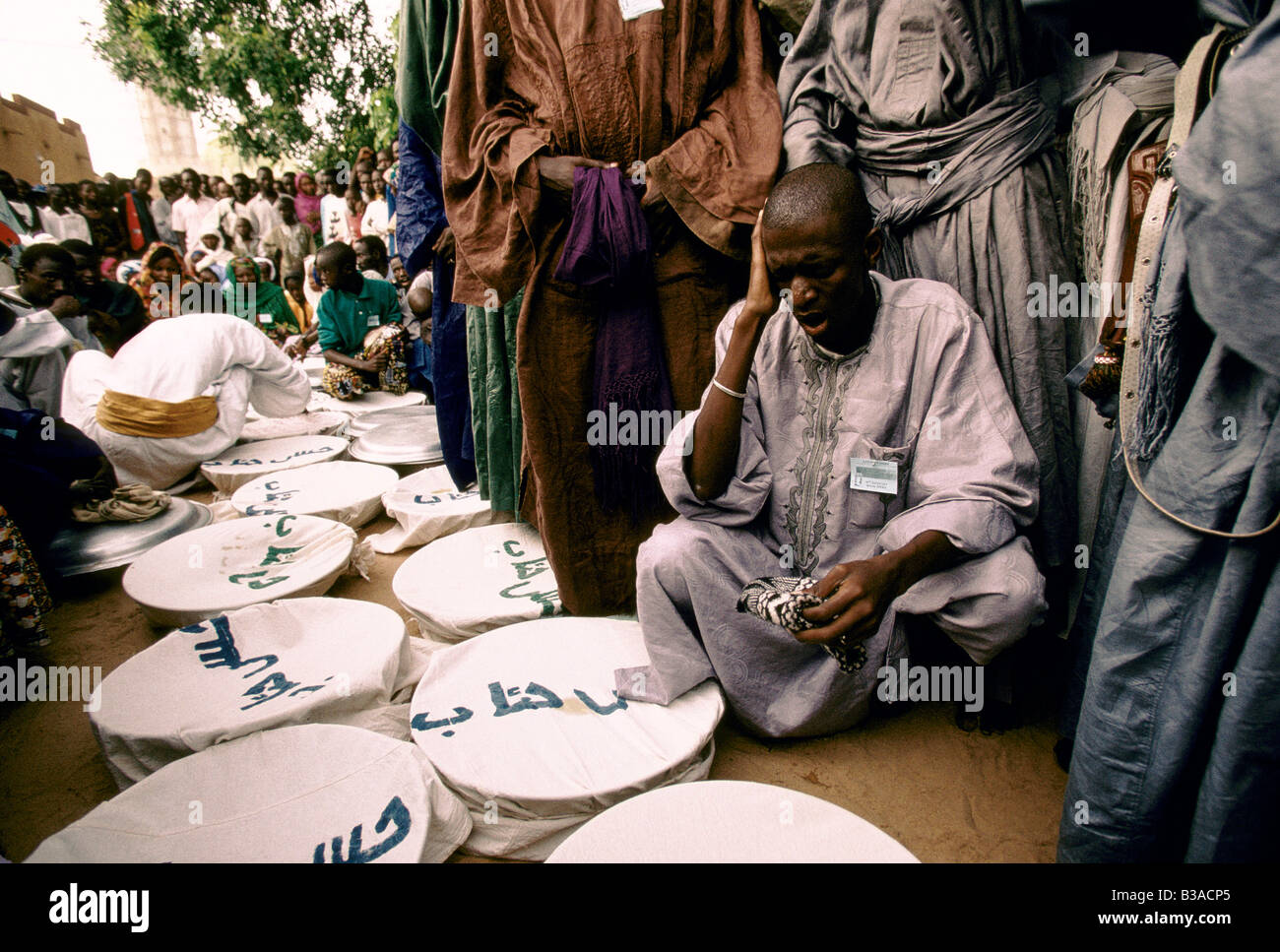 'TOUBA, l'AFRIQUE A PEU DE LA MECQUE", IZBUT LA TAQIYYA DISCIPLES APPORTENT LA NOURRITURE SUR BASE DE KALISF'S PALACE À ÊTRE BÉNIS, 1996 Banque D'Images
