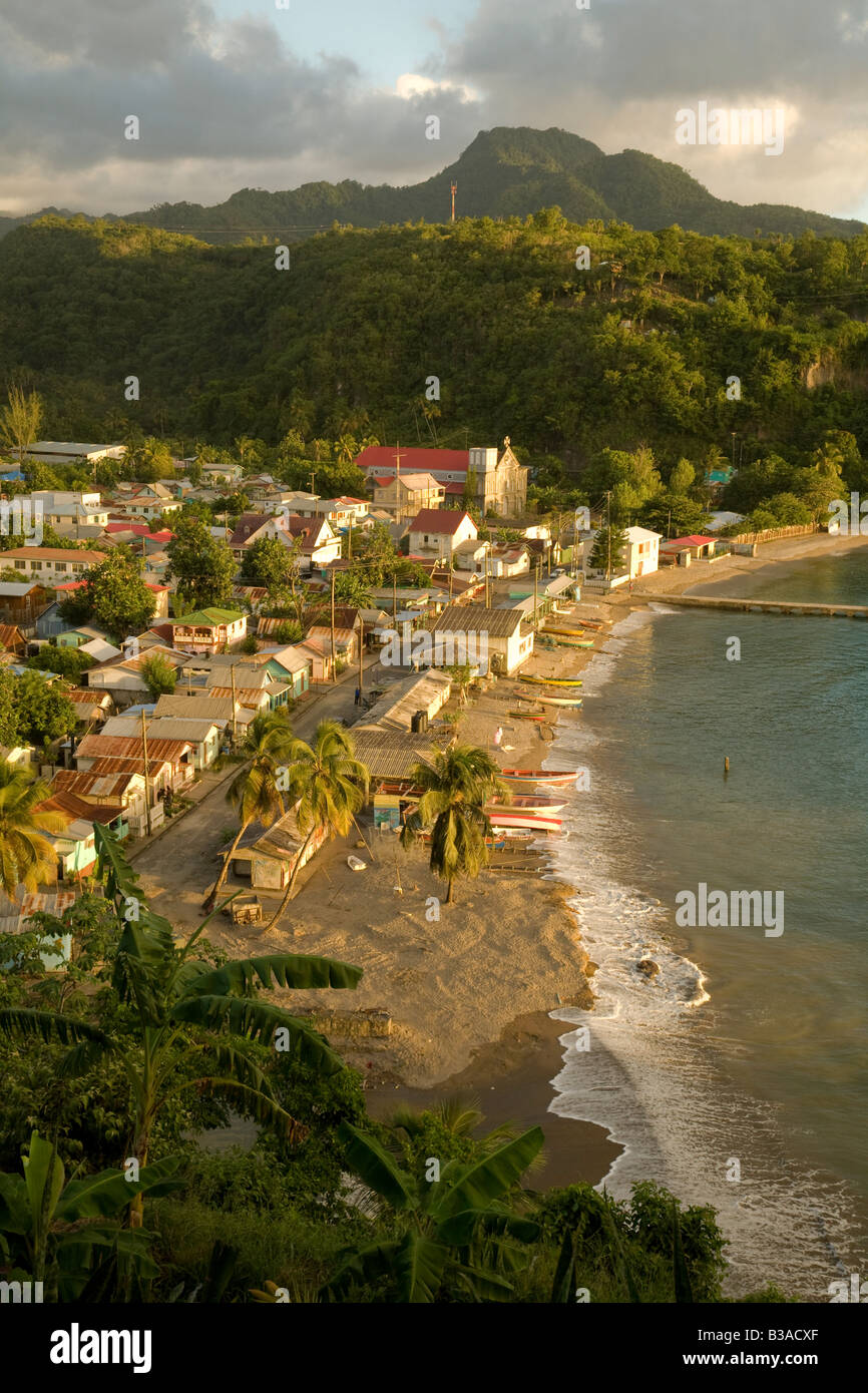 Le village de pêcheurs d'Anse la Raye au coucher du soleil, Sainte-Lucie, Caraïbes, Antilles Banque D'Images