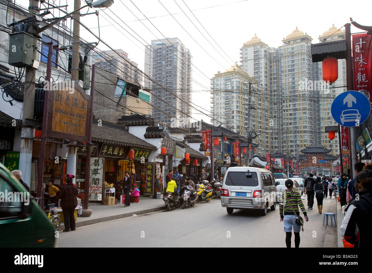 Scène de rue le long de la rue Fangbang Vieille Rue de Shanghai Chine Banque D'Images