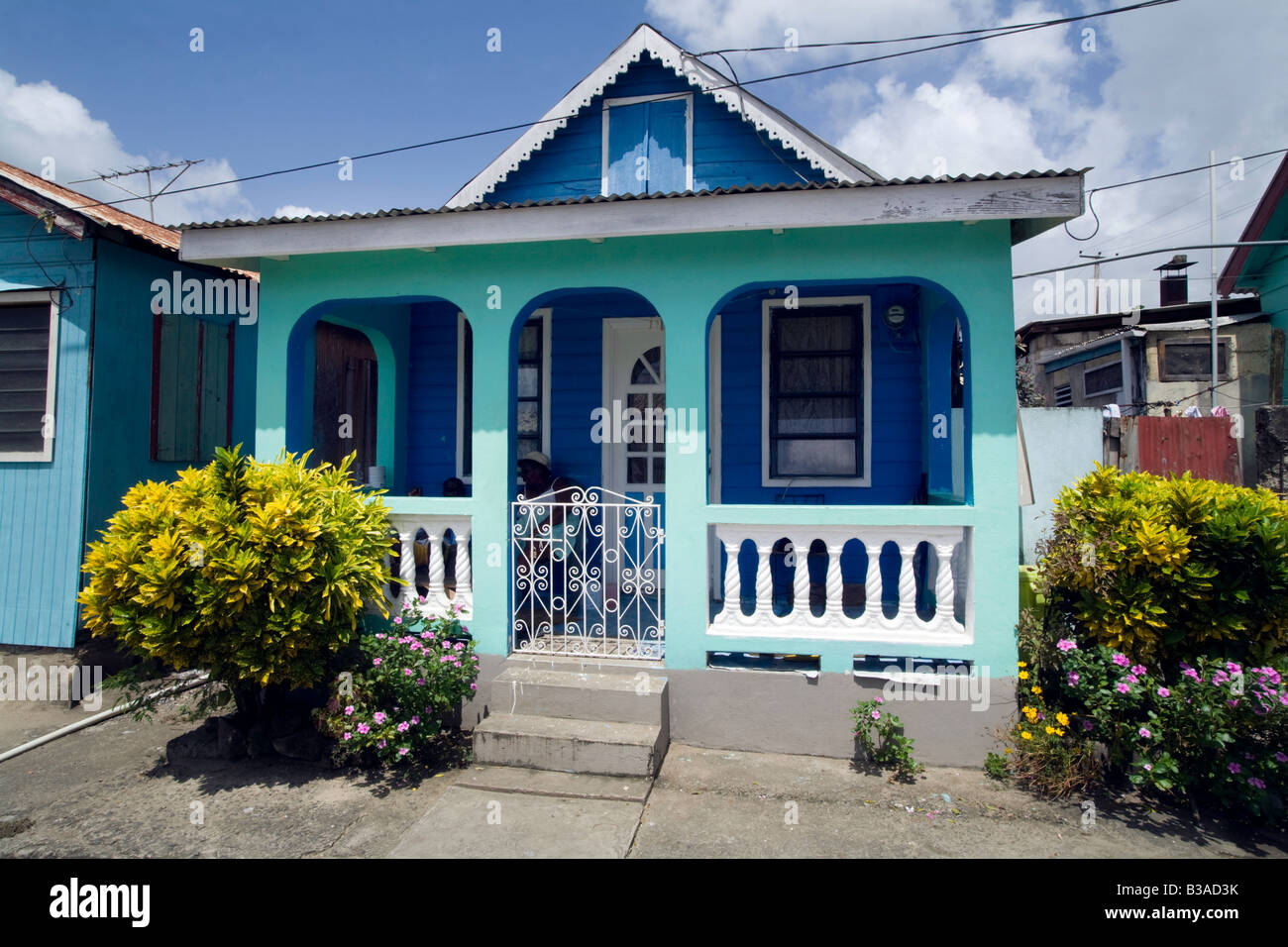 Un couple de personnes âgées assis sur sa véranda, Anse la Raye, St Lucie, West Indies Banque D'Images