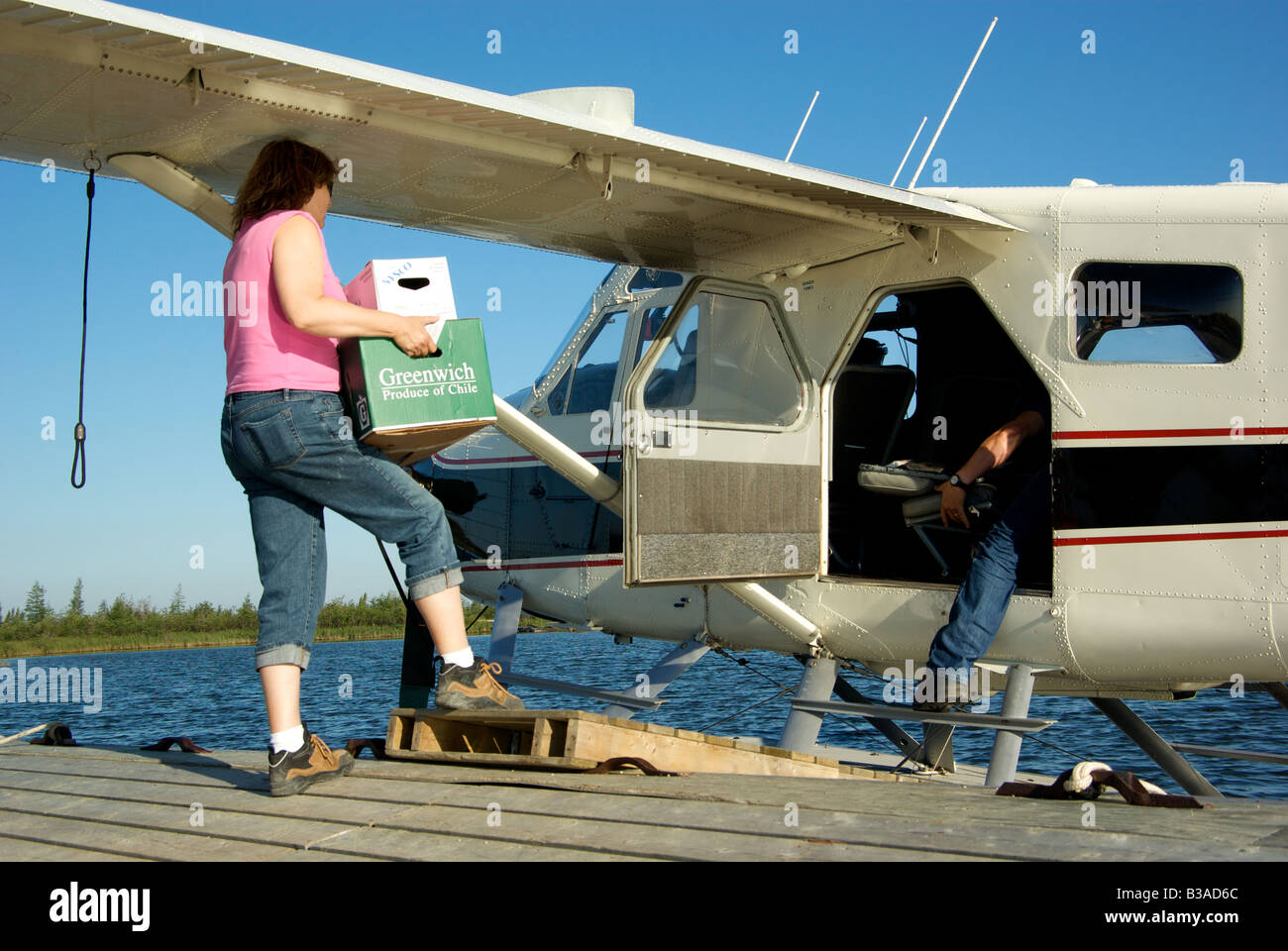 Turbo hydravion Beaver de Havilland, pivot de la nature sauvage du nord, d'être chargés avec des approvisionnements Banque D'Images