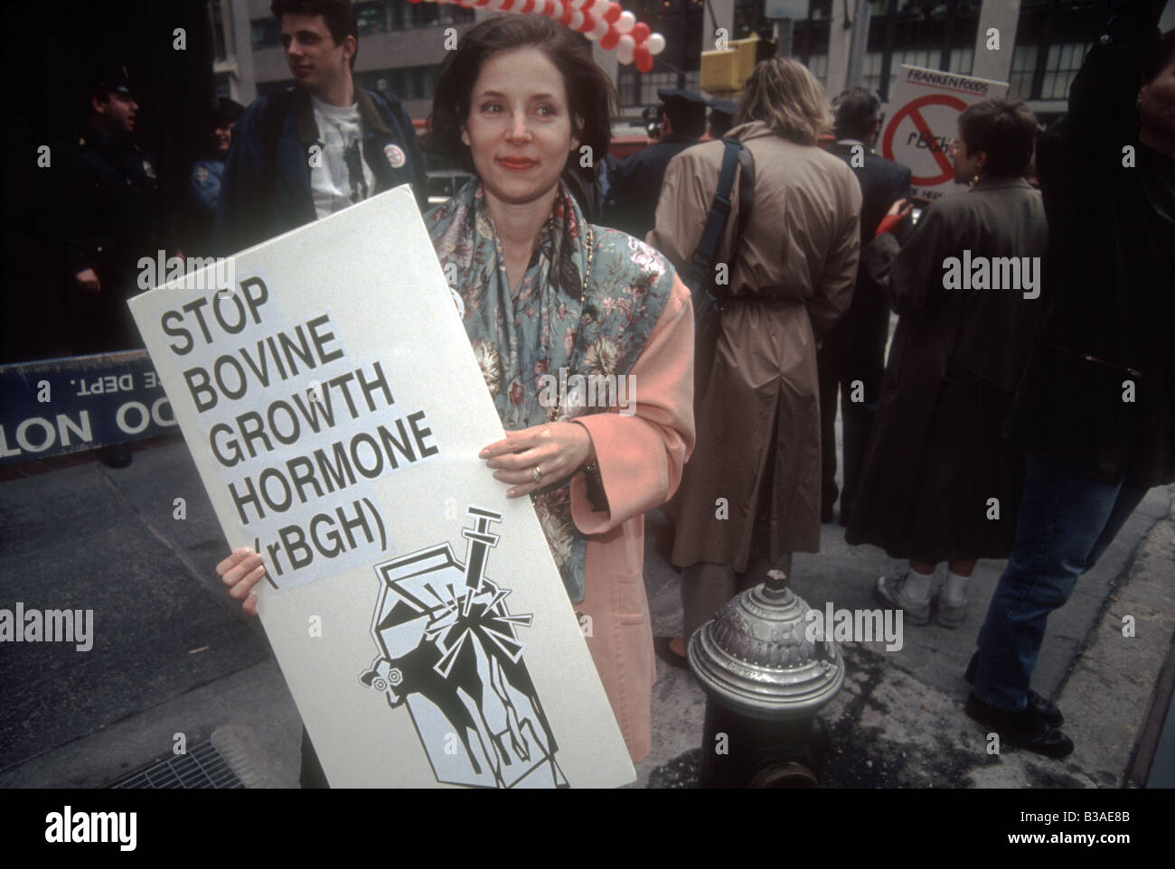 Protestation des militants Monsanto s'utilisation de l'hormone de croissance bovine rBGH à New York le 24 mars 1994 Banque D'Images