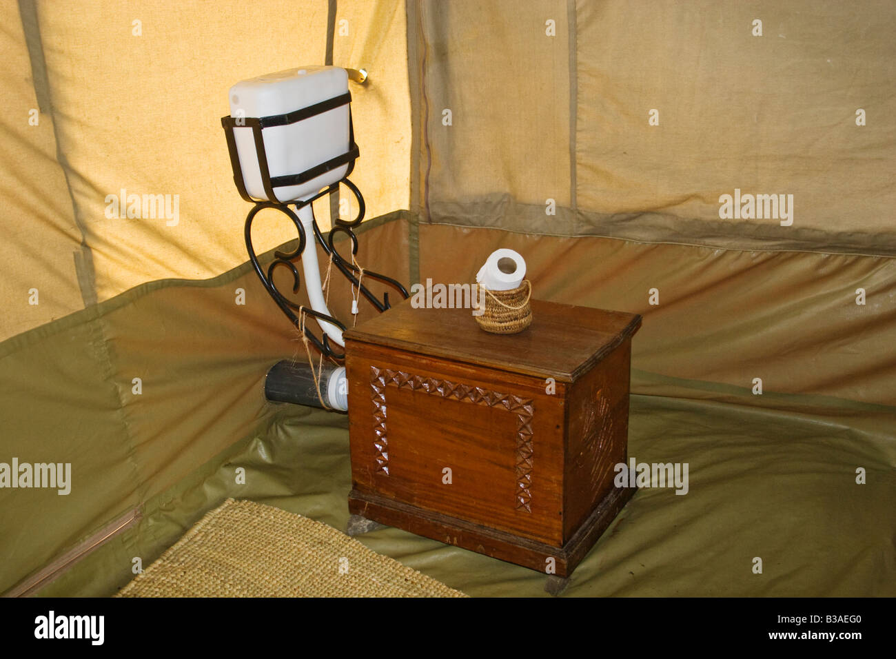 Toilettes dans une tente alors que sur Safari plaines du Serengeti en Tanzanie Banque D'Images