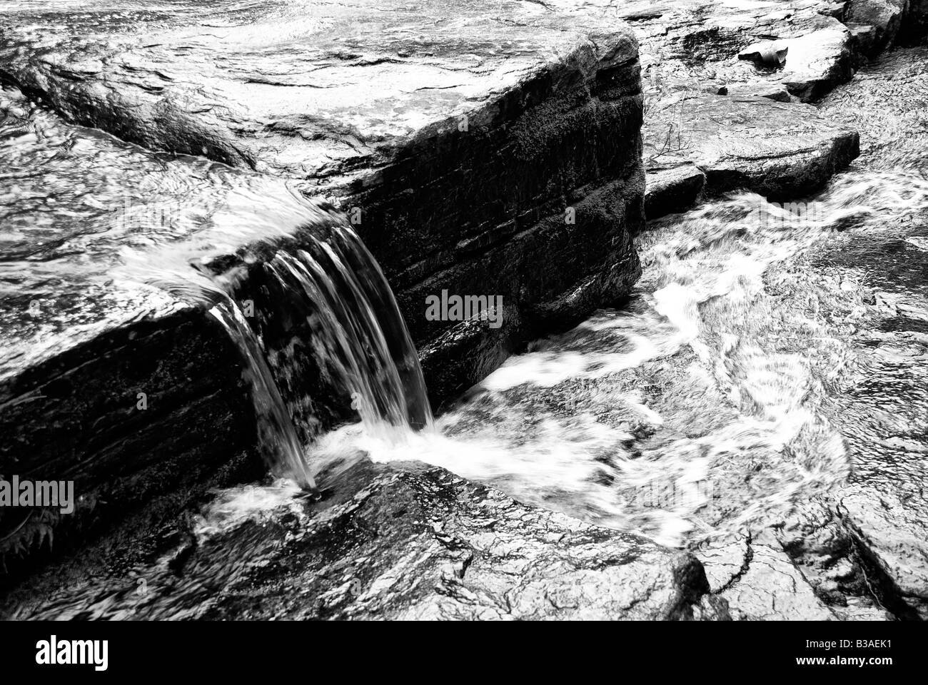 Close up de l'eau brouillée et les roches à ButterMilk Falls Banque D'Images