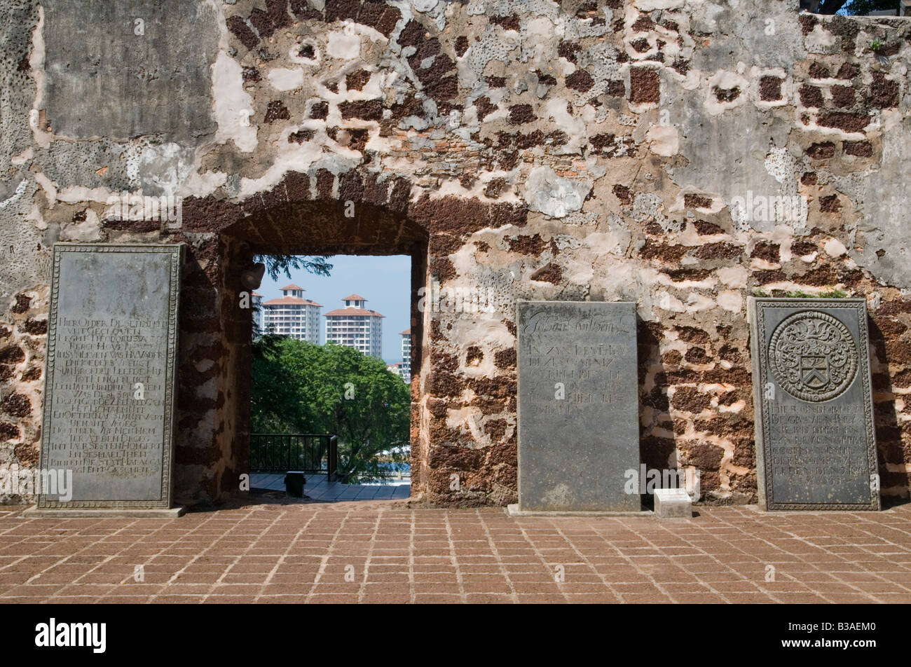 Regarder le passé avec une fenêtre à l'avenir - Old Dutch pierres tombales dans les ruines de l'église portugaise construite St. Pauls, Malacca, Malaisie Banque D'Images