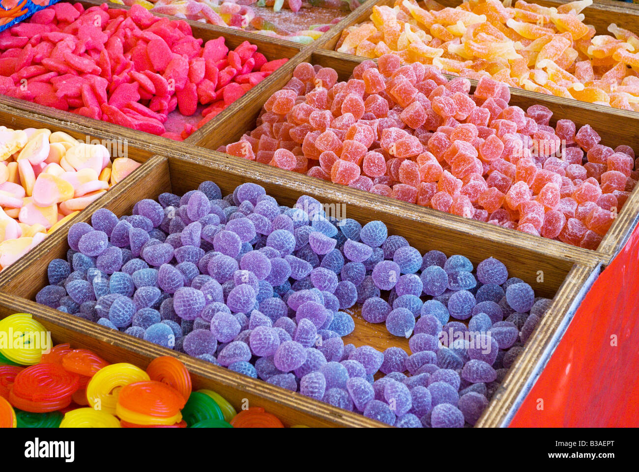 Bonbons lumineux ou glacés à la vente à la marché français. Banque D'Images