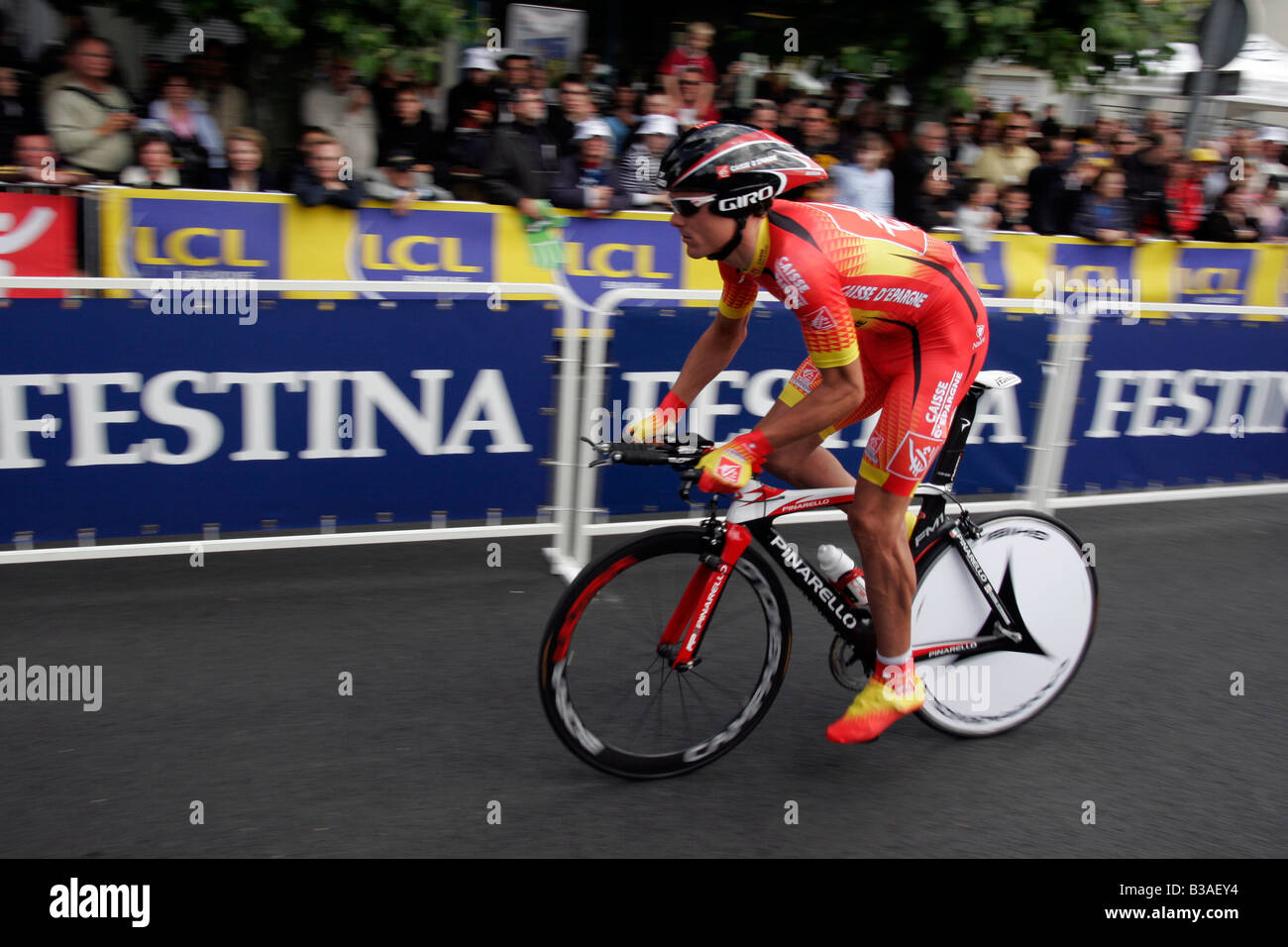 Un cycliste de la Caisse d'Epargne à l'équipe de Cholet montre à la Tour de France 2008 Banque D'Images