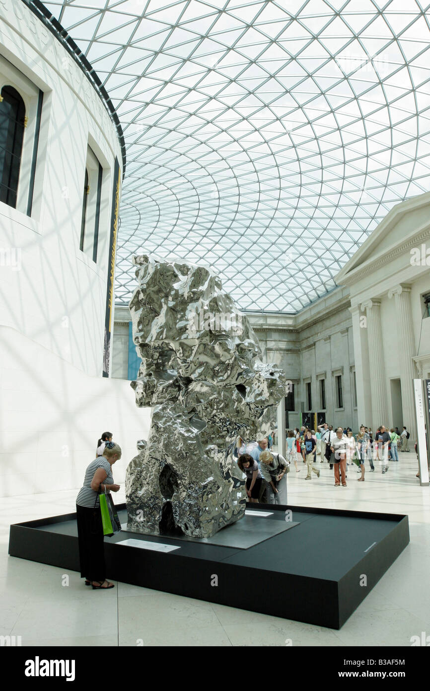 Numéro de Rock 59, sculpture de l'artiste chinois Zhan Wang dans la grande cour du British Museum à Londres Banque D'Images